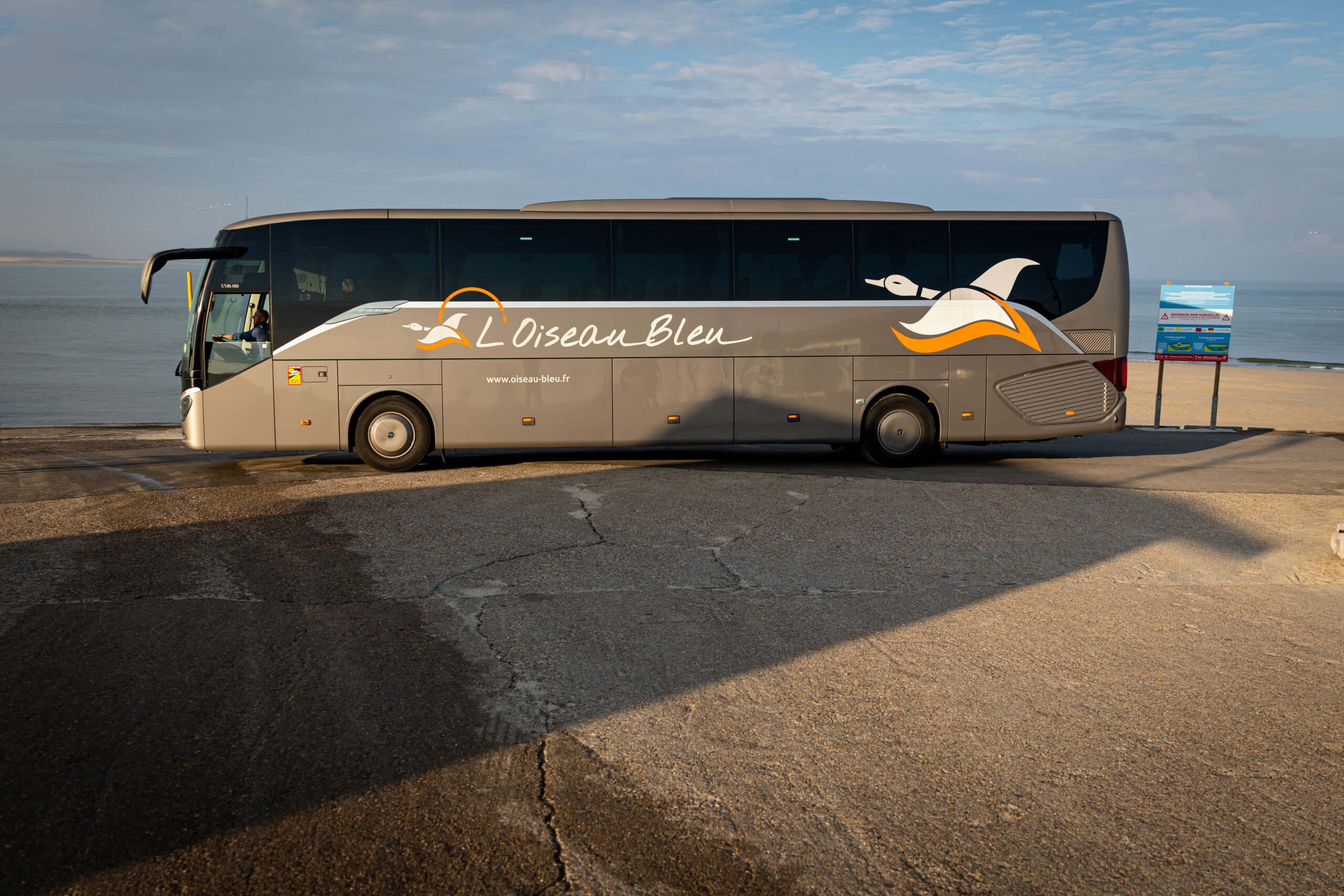 Bus touriste bleu, vehicules-garages
